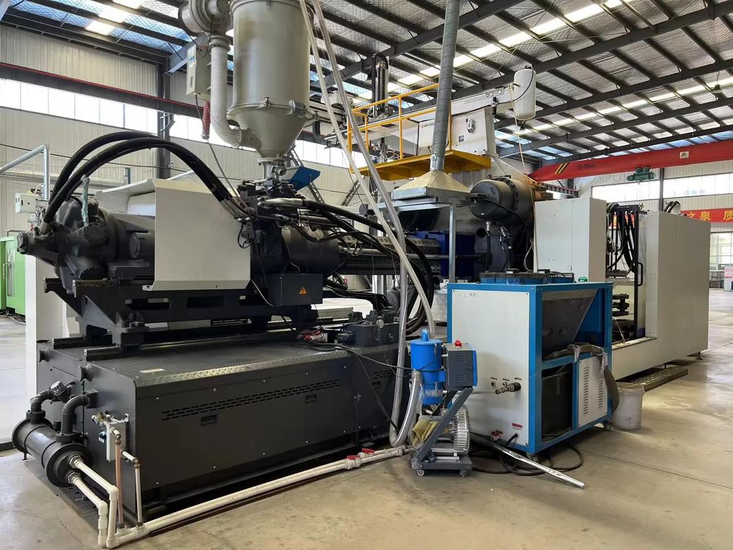 山東工廠海天1080t注塑機 含油、料斗與機械手的協(xié)同創(chuàng)新